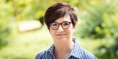 Das Bild zeigt ein Portrait von Carolyn Blume