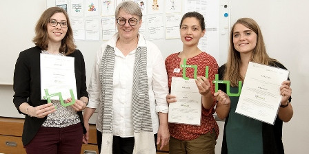 Lehrpreisträger*innen erhalten ihre Preise und Urkunden