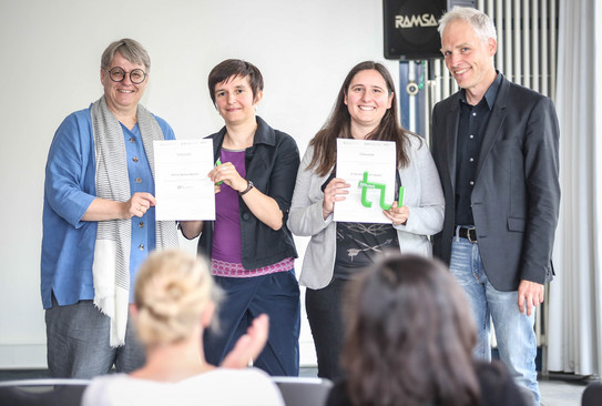 Die Preisträgerinnen Barbara Mertins und Renate Delucchi-Danhier gemeinsam mit Barbara Welzel und Stephan Hußmann bei der Preisverleihung 2017.