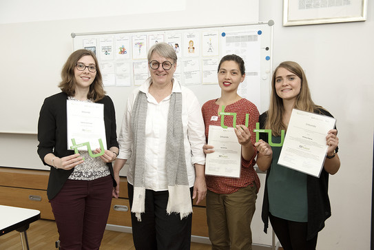 Die Preisträgerinnen Katharina Krause, Astrid Tan und Wibke Kleina gemeinsam mit Barbara Welzel bei der Preisverleihung 2018.