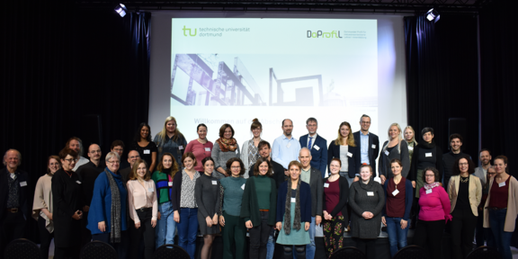 viele Personen haben sich zu einer Gruppe für ein Foto zusammengestellt