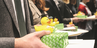 Person hält Geschenk in der Hand